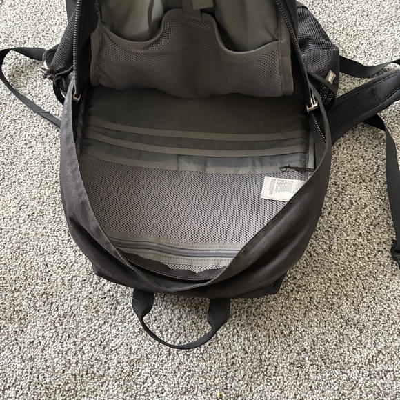 north face backpack el The Borealis Sling TNF Black / TNF White Color:Zombie Frog lined front pocket offers leather shave kit Black Knight Bat Batman
